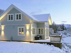 Three-Bedroom Holiday home in Laukvik 5